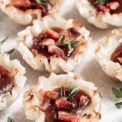 Phyllo bites with brie and cranberry apple compote